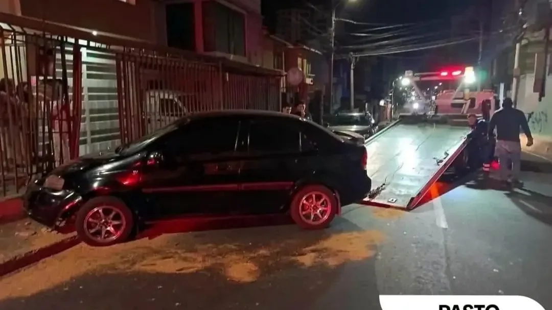 BRUTAL IMPACTO EN PASTO! Vehículo terminó incrustado contra la reja de una vivienda.
