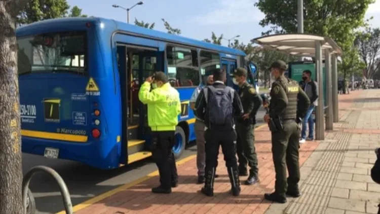 Sujeto armado roba a más de diez usuarios en un vehículo de transporte público colectivo