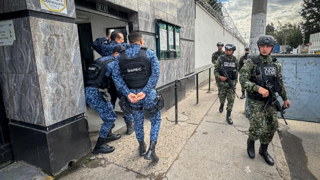 Autoridades buscan a internos que escaparon de centros de detención en el Valle
