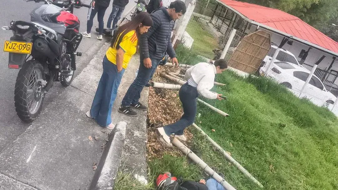 Motociclista cayó a una propiedad tras accidente en la vía Neira-Manizales