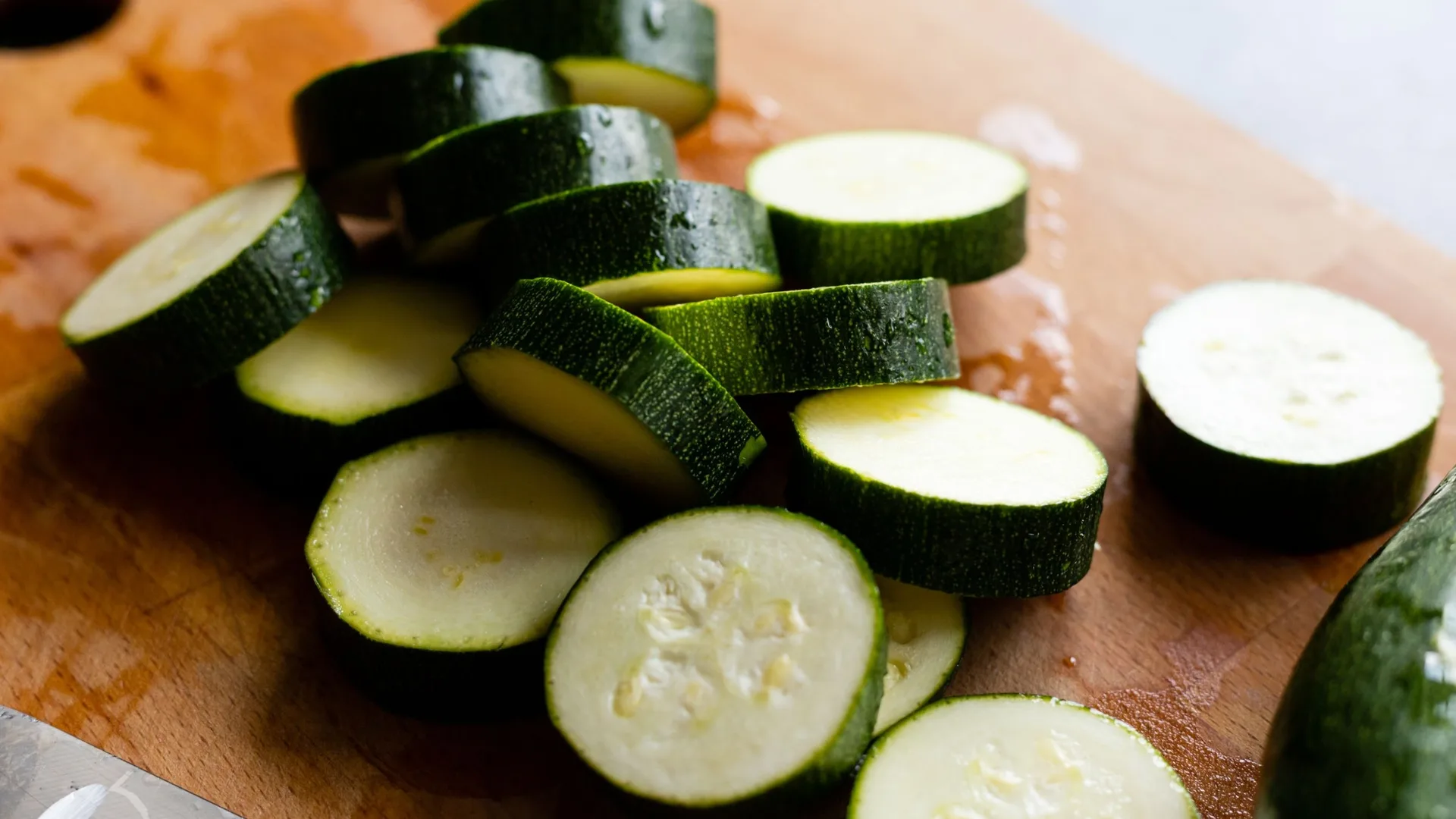 Tortitas de calabacín y queso feta: la receta fácil que convierte las verduras en un plato