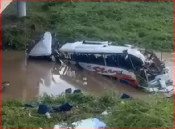 Bus en el que viajaba Kbaeto Zuleta y su grupo