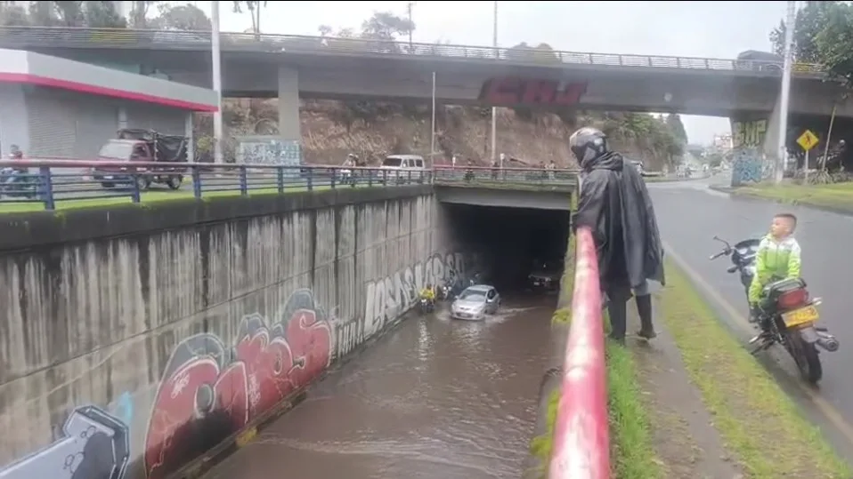 Lluvias provocan inundación bajo el puente de Chapal, en el sur de Pasto