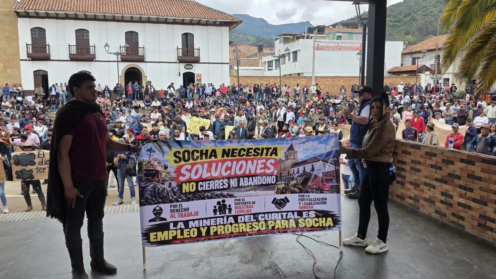 MINEROS Y COMUNIDAD DE SOCHA TOMAN EL PARQUE PRINCIPAL EN DEFENSA DEL TRABAJO Y EL SUSTENT