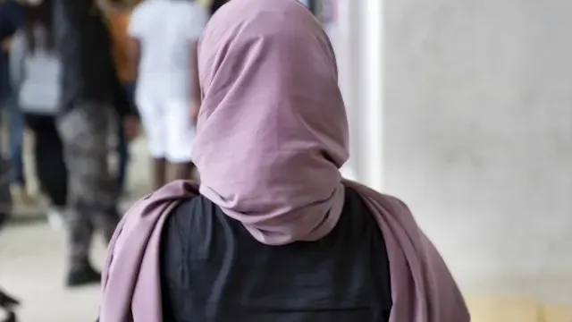Azerbaiyán restringe el velo en las escuelas y reabre el debate sobre la educación laica