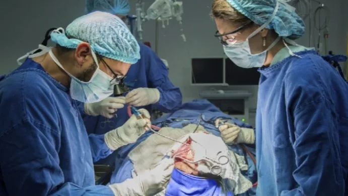 Neurocirujano realiza exitosa cirugía cerebral funcional en paciente despierto con temblor