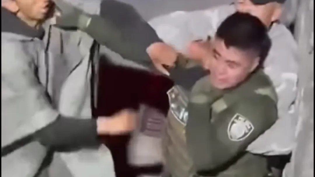 ATENCIÓN POTOSÍ #nariño 
AGREDEN A POLICÍAS EN EL MUNICIPIO DE POTOSÍ, NARIÑO