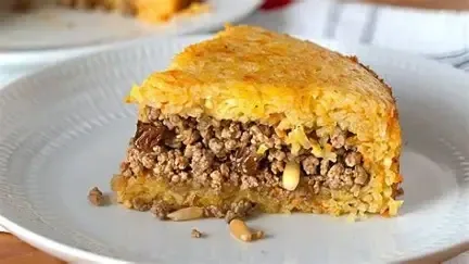 Como preparar pastel con arroz cocido y el sofrito de carne