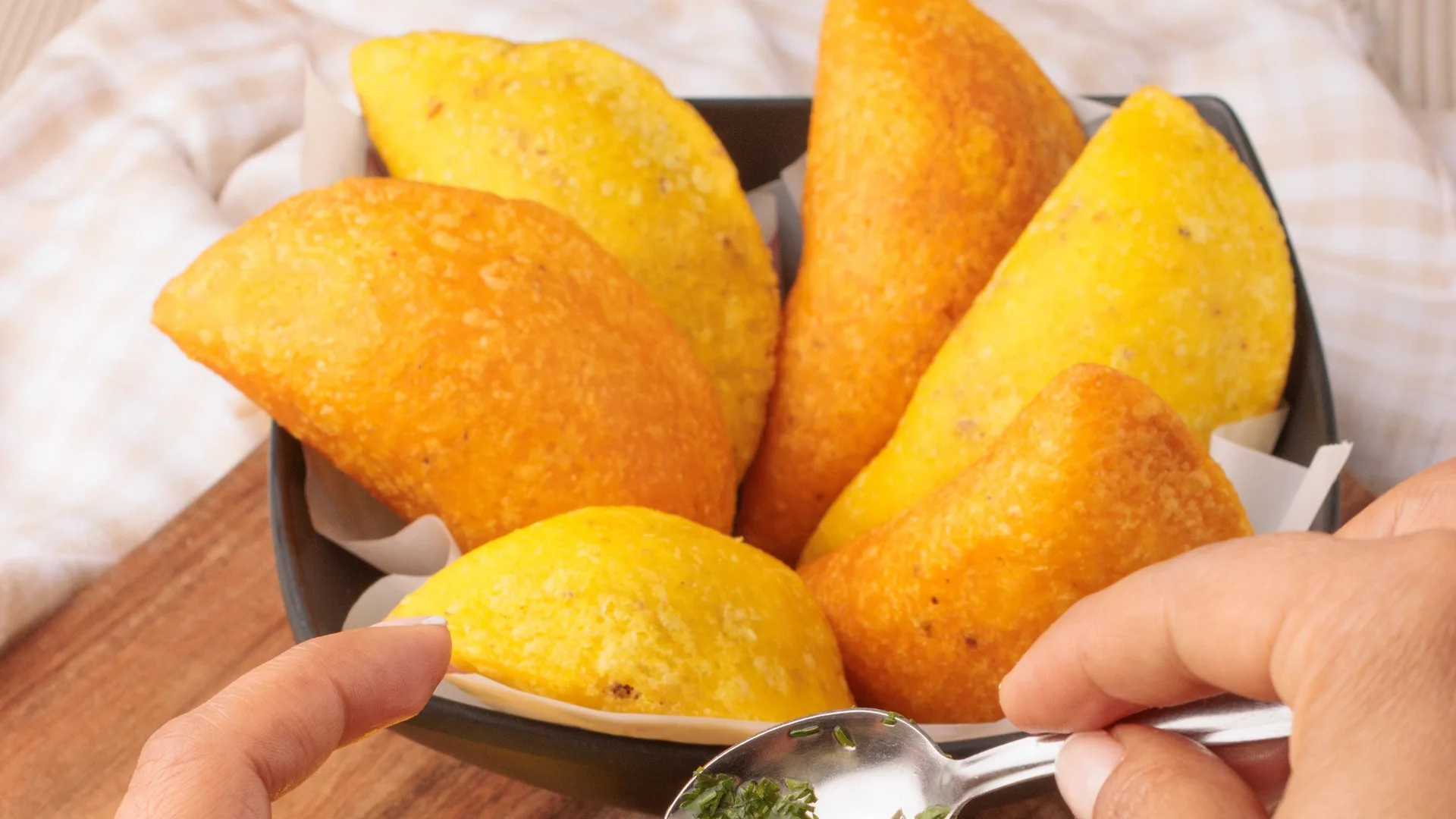 ¡Estas empanadas de plátano maduro con queso quedan irresistibles! Una receta fácil.